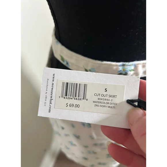 We Wore What White Skirt with Blue Flowers and Cut-out Detail, Size S - Picture 7 of 8